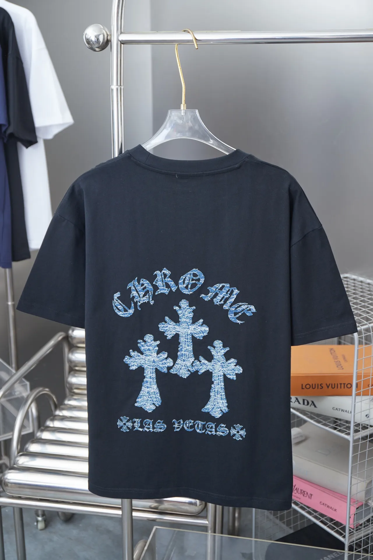 🅿️200 Chrome Hearte 25SS early spring new model, denim printed hot rhinestone short sleeves, light luxury, essential item for daily commuting for men and women, correct version, welcome to compare, detailed features · 280g 100% pure cotton double yarn jersey fabric · Custom dyed in the same cylinder, special thickened 32 pieces double-strand 1X1 thread · Denim laser burnt Chrome heart pattern ➕ Imported Australian diamonds · Double needle stitching and cross-stitch technology · Original main mark, washed tag, brand moisture-proof paper packaging Color: black/white Size: S/M/L/XL
